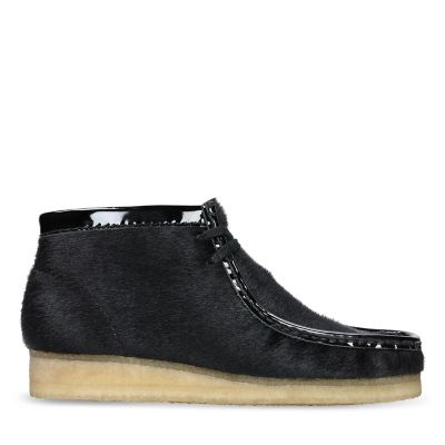 Wallabee Boot. Black/Black - 26156044 by Clarks